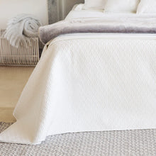 Load image into Gallery viewer, Diamond Coverlet Set
