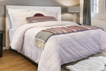Load image into Gallery viewer, Yura Duvet Cover Set
